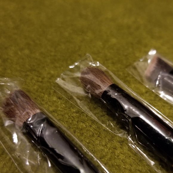 SOLD-BOBBI BROWN  Makeup Brushes w/Pouch - Picture 4 of 5